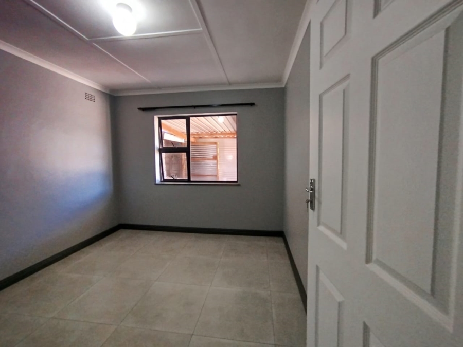 4 Bedroom Property for Sale in Louwville Western Cape